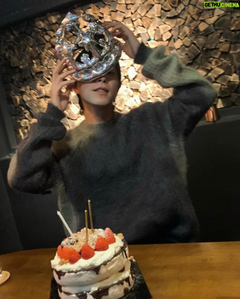 Hong Jong-hyun Instagram - 생일이었어요. 축하해주셔서 감사합니다.🥰
