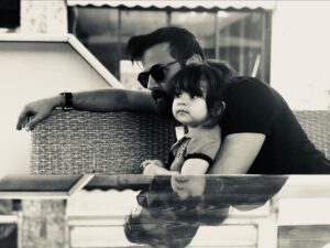 Houman Seyyedi Instagram - تمام من،روزها با تو میگذرد
ایمانم به خداوند برای دادن تو.
عشق،
و نقطه ضعفم در زندگی
تا تو هستی همه چیز برایم کامل است.