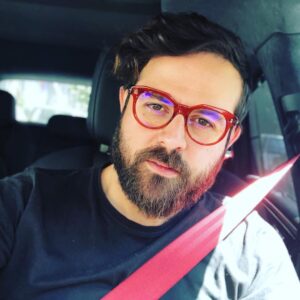 Houman Seyyedi Instagram - براي خواننده هاي رپ كشورم

مينويسم براي شما هنرمندان بي ادعا.
شما كه گونه موسيقي تان رسميت ندارد.
شما كه آندرگرانديد
شما كه جالبيد در نوع خود وهيجان انگيز
شما كه وقتي گوشتان ميدهم هيجان زده ميشوم.
شما نه تنها خطرناك نيستيد بلكه ما را به اعماق خيابان و اجتماع ميبريد.
شما كه در اشعارتان ادعا داريد،تفنگ داريد،بزهكاريد،ضد جامع هستيد،به نظر ميرسد خطرناكيد و بعضي مواقع خود را به خستگي ميزنيد.
 شماها دوست داشتني هستيد.ديگران نميدانند كه رفتار شما براي رپ است،چرا كه خاصيتش اين است كه بي خاصيت نباشد.
شما مانند بازيگري هستين كه نقش بازي ميكند اما فاصله دارد با واقعيتش.
شما را همه گوش ميدهند.
شما گونه مهمي در موسيقي هستيد.
با همه بي مهري ها 
با همه بي توجه اي ها 
شما شنيده ميشويد.
ميتوانند شما را دوست نداشته باشند
اما نميتوانند احترام نگذارند
ما شما را به رسميت ميشناسيم اميدوارم ارشاد هم با شما آشنا شود.
جاي شما در سينماي ايران خاليست.
ارادتمند شما
هومن سيدي