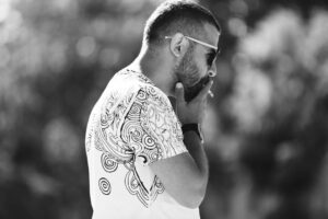 Houman Seyyedi Instagram - يك سال از تَرك سيگارم گذشت.
به دنبال تَرك چيزهاي بزرگتر هستم.
عادت هاي زشت
دروغ،نفرت،حسد،سياهي
سياهي
سياهي.
يه روز خوب مياد
يه روز روشن
عكس:امير حسين شجاعي
