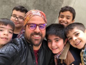 Houman Seyyedi Instagram - با كودكان سرزمينم.  از ماكه گذشت نوبت شماهاست.

بسازينش🇮🇷خاكش طلاست.