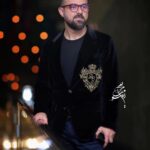 Houman Seyyedi Instagram - خسته نباشید به همه عکاسان و خبرنگاران و منتقدین نازنین. منظورم منتقد واقعی ،خبرنگار اصیل،عکاسان درجه یک خسته این روزها نباشید،خیلی هاتون زحمت میکشین،شبانه روز بیدارین تا انعکاس درستی از فیلم ها بدین تا آئینه ای باشه واسه مردم نازنین. شاید پول گرفتن و تعریف کردن از چیزی یا کسی انتخاب راحت تری باشه واستون،اما شما شرافتمندانه بی هیچ حُب و بغضی اثری رو نگاه میکنید. دیدن فیلم امشب در کنار شما عالی بود و از کنارشما بودن کیف کردم. عکس:مریم رضوی