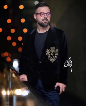 Houman Seyyedi Instagram - خسته نباشید به همه عکاسان و خبرنگاران و منتقدین نازنین.
منظورم منتقد واقعی ،خبرنگار اصیل،عکاسان درجه یک
خسته این روزها نباشید،خیلی هاتون زحمت میکشین،شبانه روز بیدارین تا انعکاس درستی از فیلم ها بدین تا آئینه ای باشه واسه مردم نازنین.
شاید پول گرفتن و تعریف کردن از چیزی یا کسی انتخاب راحت تری باشه واستون،اما شما شرافتمندانه بی هیچ حُب و بغضی اثری رو نگاه میکنید.
دیدن فیلم امشب در کنار شما عالی بود و از کنارشما بودن کیف کردم.
عکس:مریم رضوی