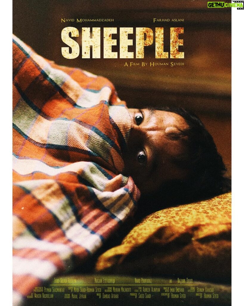 Houman Seyyedi Instagram - رونمایی از پوستر “ مغزهای کوچک زنگ زده “ ویژه جشنواره فجر . پوستر انگلیسی فیلم “مغزهای کوچک زنگ زده” ساخته هومن سیدی با طراحی امیرحسین شجاعی رونمایی شد . این پوستر با عنوان Sheeple رونمایی شده و در توضیح این واژه که از ادغام دو کلمه‌ی انگلیسی Sheep (گوسفند) و People (مردم) ساخته شده، آمده است: افرادی مطیع، آرام و به شدت تأثیرپذیر؛ افرادی مثل گوسفند . نوید محمدزاده، فرید سجادی حسینی و فرهاد اصلانی ، نازنين بياتى با معرفی: مرجان اتفاقیان، نوید پورفرج بازیگران “مغزهای کوچک زنگ زده” هستند . @tlrbmovie