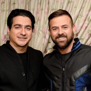 Houman Seyyedi Instagram - یه رفیقِ رو‌مخی داشتم قدیم ،هر وقت ازش 
می پرسیدم:موهام خوب مونده؟
می گفت:مال من چی؟
می گفتم:اصلا نخوابیدم.
می گفت :پس من چی بگم که اصلا نخوابیدم.
می پرسیدم:چاق شدم؟
می گفت:من چی؟
می پرسیدم:لباسم خوبه؟
می گفت:مال من چطوره؟
می گم اگه اون رفیقِ همایون شجریان بود و همایون ازش میپرسید :صدام چطوره!میخواست بگه:مال من چطوره؟
به نظرم با همه کمبودای شخصیتیش قاطعانه میگفت :صدات خفنه همایون جان
صدای آسمانی،حیرت انگیز،تکان دهنده.
بی چون و‌چرا بهترینی
همین