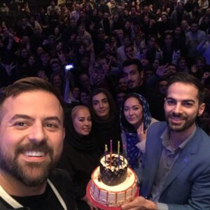 Houman Seyyedi Instagram - نیکی کریمی عزیز 
ممنون ازت که شب به یادموندی برام ساختی تا بتونم بهترین شب رو در کنار مردم نازنینم داشته باشم.
تک تکتون عالی هستین و همتون رو دوست دارم.