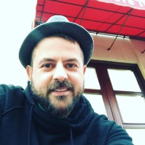 Houman Seyyedi Instagram - به نظرم اسم فیلم( در بروژ)کاملا اشتباه انتخاب شده و باید به (در گیومری)تغییر اسم بده 
پی نویس:فیلم in bruges ساخته مارتین مکدونا در رابطه با خلافکاریه که رئیسش به خاطر اینکه عذابش بده به شهری به نام بروژ تو بلژیک میفرسته.....
ولی واقعا باید میفرستادش به اینجای که من هستم.
نمیدونم چه کار اشتباهی کردم که الان فرستاده شدم به این شهر😒😒😒😒