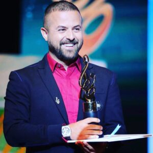 Houman Seyyedi Instagram - تنديس حافظ نازنين رو تقديم ميكنم به همه هواداران نازنينم'
ميدونم كه جواب محبت هاي شما رفقا نيست'
تبريك ميگم به عوامل سريال عاشقانه،محمدرضا گلزار،ساره بيات ومنوچهر هادي 
جاي همه بچه هاي عاشقانه رو صحنه خالي بود،همه پشت صحنه و پارتنراي فوق العاده خوبم،حسين ياري ،مهناز افشار،بهاره كيان افشار،پانته ها بهرام،سارا رسول زاد ومسعود رايگان و ديگراني كه اسمشون رو جا انداختم.
و خوشحالم از جايزه  بهترين رفيقم((نويد محمدزاده))كه هميشه عاليه
و تبريك به همه برندگان.
علي معلم جات خالي و روحت شاد.