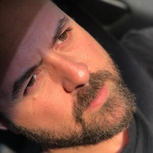 Houman Seyyedi Instagram - دوچيز خيلي سر و صدا ميكند
يكي خُرد پول
و ديگري
خُرده معلومات

اي نور به قبرت بباره آلبرت اينشتين.....كاش يكي يادمون بده
 تو همه چيز نظر نداشته باشيم،بلد نباشيم.
سيدي با تو هستما،حواست و جمع كن
در مورد چيزاي كه نميدوني نظر نده.
سيدي:اگه بتونم،قول نميدم،شايد،تا ببينيم چي ميشه
عكس:نارسيسم سيدي