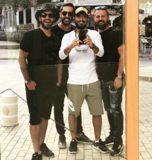 Houman Seyyedi Instagram - اينجا ساعت هفتِ،فردا هم اين موقع هفتِ،روزهاي ديگه هم اين موقع هفتِ،
اما اين هفت گذشت و به تاريخ پيوست.بهش ميگن خاطره