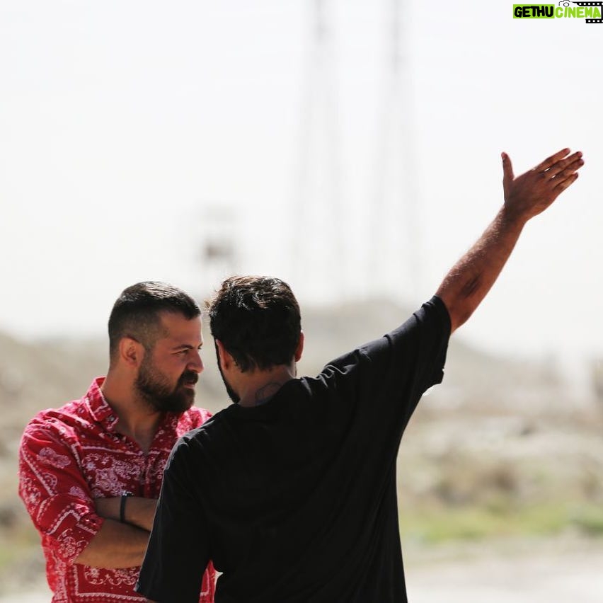 Houman Seyyedi Instagram - واژهی رسمی برای انسانِ گوسفند! کمپانی آمریکایی «مریام-وبستر» ناشر معتبر و مطرح کتب مرجع و دیکشنری، با خوشحالی از اضافه شدن لغت «شیپل» (Sheeple) به فهرست واژهنامهی آنلاین خود خبر داد. در توضیح این واژه که از ادغام دو کلمهی انگلیسی Sheep و People ساخته شده، آمده است: «افرادی مطیع، آرام و به شدت تأثیرپذیر؛ افرادی مثل گوسفند.» پايان فيلمبرداري ((مغزهاي كوچك زنگ زده)) من و نويد جان در قاب اميرحسين شجاعي