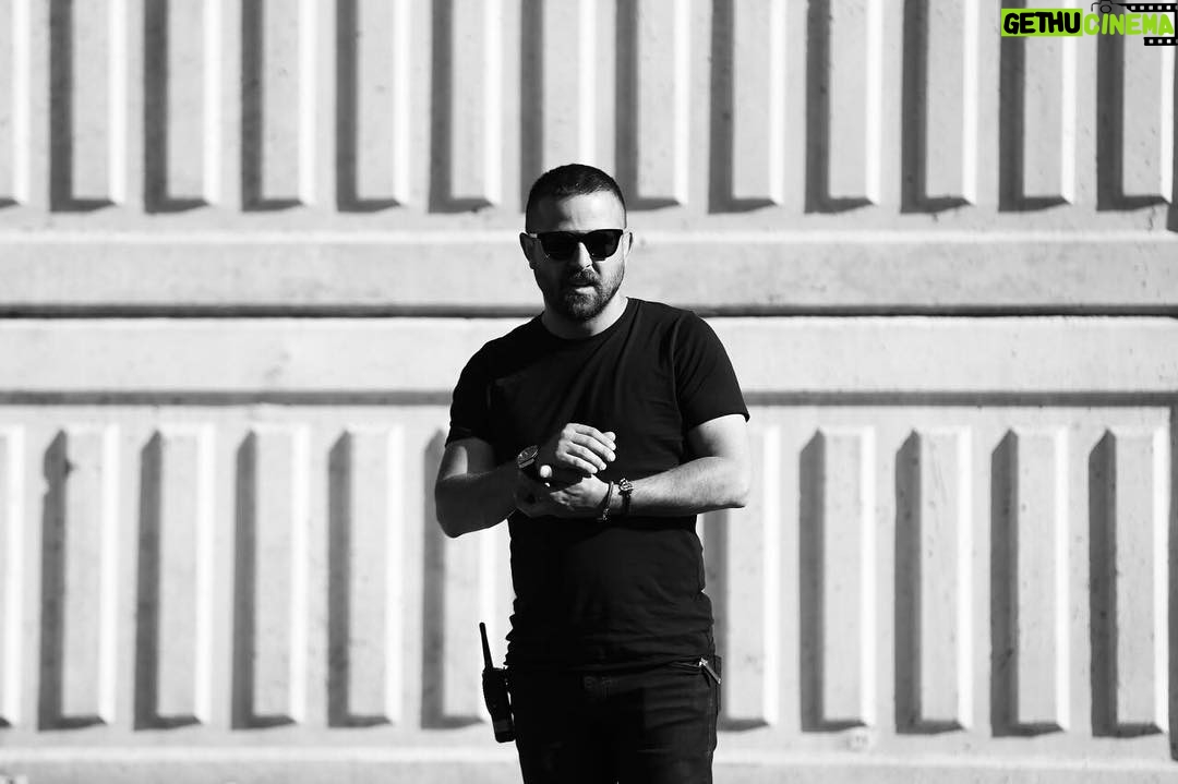 Houman Seyyedi Instagram - بعضي وقت ها به جاي جر و بحث كردن فقط به طرف نگاه ميكنم و تعجب ميكنم كه اين حجم وسيع بي عقلي و نفهمي چطور توي كله اي به اين كوچكي جا شده ((آل پاچينو )) حال اين روزهاي من عكس:اميرحسين شجاعي نازنين