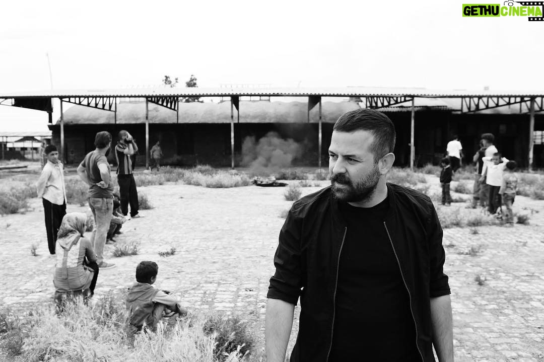 Houman Seyyedi Instagram - اگر كسي با شما مخالفت نميكند دليل شعور و درايت شما نيست. شايد شما رئيس باشيد عكس:اميرحسين شجاعي