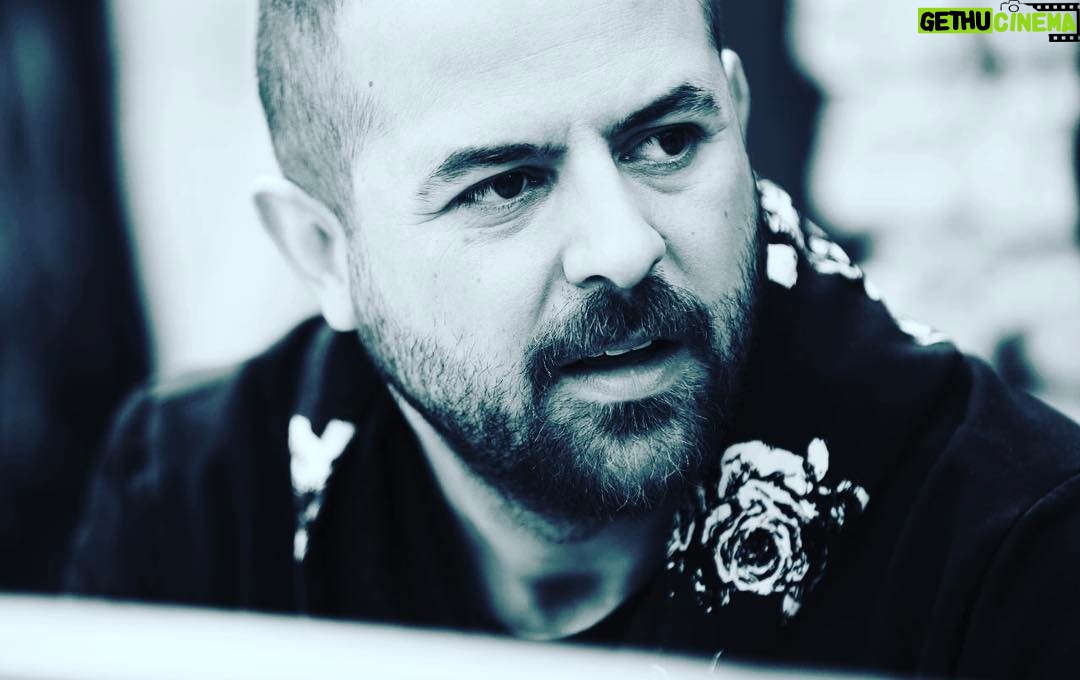Houman Seyyedi Instagram - يك سيب به زمين افتاد و جهان از قانون جاذبه باخبر شد، ميليونها جسد افتاد ولي بشر معني انسانيت را درك نكرد ((چاپلين)) عكس:اميرحسين شجاعي نازنين