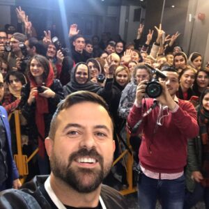 Houman Seyyedi Instagram - نیکی کریمی عزیز 
ممنون ازت که شب به یادموندی برام ساختی تا بتونم بهترین شب رو در کنار مردم نازنینم داشته باشم.
تک تکتون عالی هستین و همتون رو دوست دارم.
