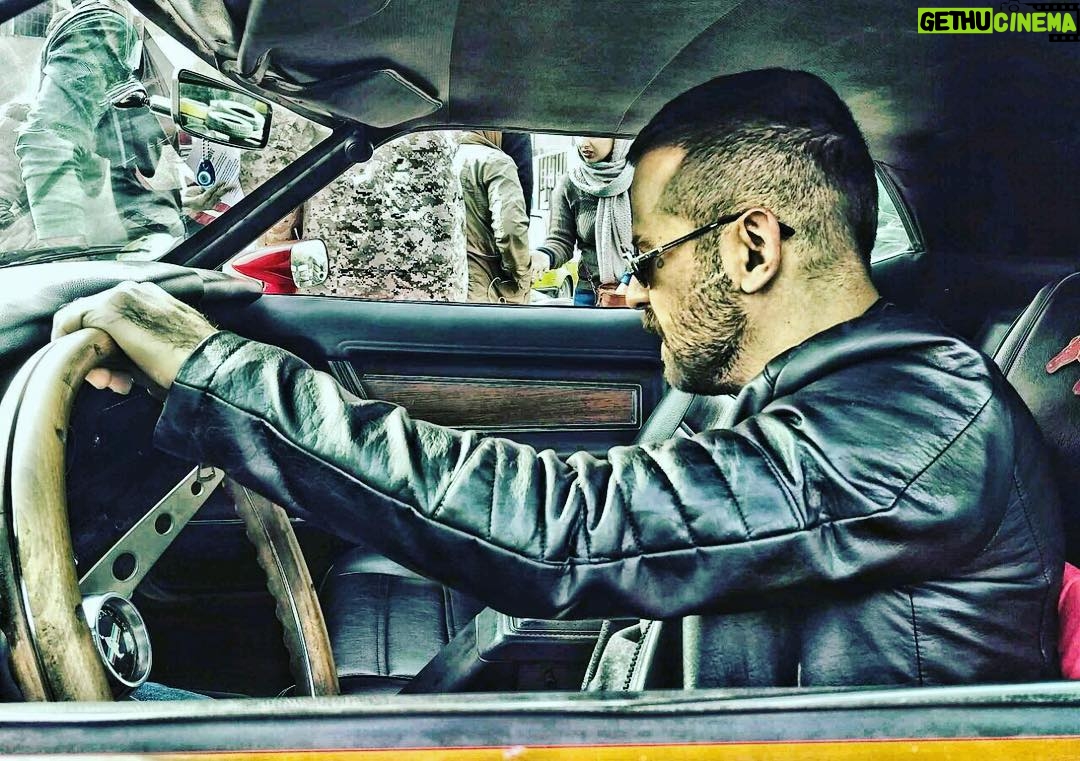 Houman Seyyedi Instagram - Woody Allen. در دنيا دو جور آدم وجود داره: آدماي خوب و آدماي بد. آدماي خوب شبا خيلي خوب ميخوابن، اما آدماي بد... ميدونين، اونا ميدونن كه از ساعات شب استفادههاي بهتري هم ميشه كرد.