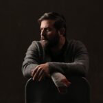 Houman Seyyedi Instagram - کودکی امروز در جای از این شهر به دنیا آمد. با تفاوت یک روز کودکی دیگر، فردا در جای دیگری از شهر. کسی میتواند بگوید کدام محترم تراست؟ احترام به روزهای طی شده نیست به کرامت انسانی است.