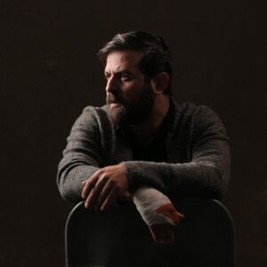 Houman Seyyedi Instagram - کودکی امروز در جای از این شهر به دنیا آمد.
با تفاوت یک روز
کودکی دیگر، فردا در جای دیگری  از شهر.
کسی میتواند بگوید کدام محترم تراست؟
احترام به روزهای طی شده نیست
به کرامت انسانی است.
