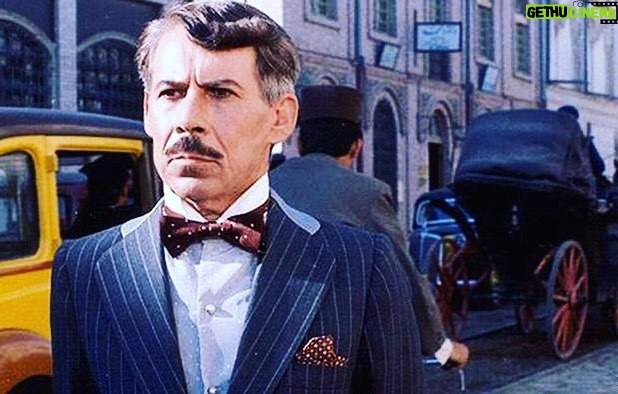 Houman Seyyedi Instagram - برای زیستن دو قلب لازم است،قلبی که دوست بدارد قلبی که دوستش بدارند روحت شاد.