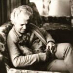 Houman Seyyedi Instagram – ١٦ سال گذشت و شما هر سال عميق تر شدين.روحتون شاد. روزی ما دوباره کبوتر هایمان را پیدا خواهیم کرد
و مهربانی دست زیبایی را خواهد گرفت.
روزی که کمترین سرود
بوسه است
و هر انسان
برای هر انسان
برادری است
روزی که دیگر درهای خانه شان را نمی بندند
قفل
افسانه یی ست
وقلب
برای زندگی بس است.
روزی که معنای هر سخن دوست داشتن است
تا تو به خاطر آخرین حرف دنبال سخن نگردی.
روزی که آهنگ هر حرف
زندگی ست
تا من به خاطر آخرین شعر رنج جست و جوی قافیه نبرم.
روزی که هر لب ترانه یی ست
تا کمترین سرود ، بوسه باشد.
روزی که تو بیایی برای همیشه بیایی
و مهربانی با زیبایی یکسان شود.
روزی که ما دوباره برای کبوترهایمان دانه بریزیم . . .
و من آن روز را انتظار می کشم
حتی روزی که دیگر نباشم
احمد شاملو
