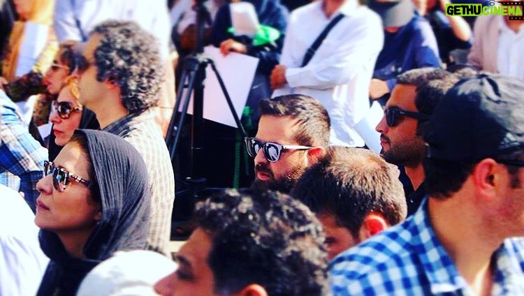 Houman Seyyedi Instagram - چه بی تابانه می خواهمات ای درویات آزمون تلخ زنده به گوری ! چه بی تابانه تو را طلب می کنم! بر پشت سمندی گویی نو زین که قرارش نیست. و فاصله تجربهیی بیهوده است. بوی پیرهنات این جا و اکنون. ــ کوه ها در فاصله سردند. دست در کوچه و بستر حضور مـأنوس دست تو را می جوید و به راه اندیشیدن یأس را رَج می زند. بی نجوای انگشتان ات فقط. ــ و جهان از هر سلامی خالی ست. احمد شاملو