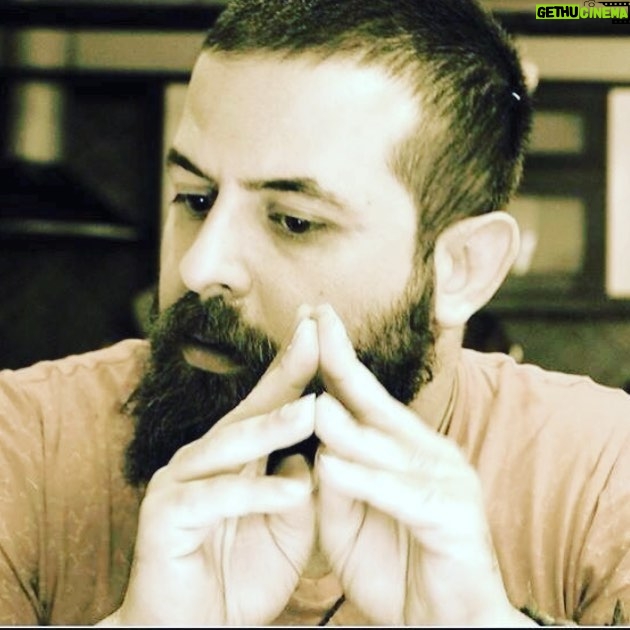 Houman Seyyedi Instagram - برای آخرین دیدار با عباس کیارستمی يکشنبه ساعت 9 صبح ،ما در خیابان حجاب مقابل کانون پرورش هستیم، شما هم بیائید