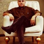 Houman Seyyedi Instagram – يادم  ميادكه يه روزي شبيه به همين روزها ،كوله ام رو گذاشتم رو پشتم از شهرم اومدم بيرون،بدون اينكه مطمئن شم شب رو قرار كجا بگذرونم،قرار چي بخورم تا زنده بمونم،قرار چي بپوشم تا يخ نزنم،با هيچي اومدم، تقريبا هيچي نداشتم ،اما يه چيز داشتم،ايمان،اعتقاد،باور به يه آدم،يه آدم كه واسم  يه چيزي بود.يه چيزه عجيب،يه چيز توصيف نكردني.
اومدم كه با دل خوش ببينمش.
قبل از از اينكه پيشش برسم واسه مصاحبه،بدنم يخ زد،ترسيدم،تا اون موقع فكر ميكردم فقط با يه بازيگر طرفم،جلوتر شيفتش شدم،شيفته
منشش،هنرش،باورم نميشد حتي موفق شدم از نزديك ببينمش.عجيب بزرگ بود و هست.
الان از اون روز نزديك ١٤ سال كه ميگذره.
دنيام عوض شد،شما عوض كردي استاد.
ما كه هيچي نيستيم هنوز ،اما هر چي دارم از شما دارم.
ما كه كيف كرديم از كنارتون بودن و يادگرفتيم.
تا ابد شاگردتونم
روزتون مبارك پرويز پرستويي بزرگ.
ارادتمند شما هومن سيدي.
روز بازيگر مبارك