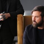 Houman Seyyedi Instagram - دو روز دیگر مانده تا پایان قورباغه در طول این چنده ماه پخش سریال بسیاری از لطف بیکرانتان نصیب حال من و تیم قوریاغه شد و نمیدانید که چه لذتی است دریافت لطف شما جوری که خستگی از تن بر میدارد بسیاری زیاد سریال را دوست داشتند و بسیاری خیر که البته خاصیت هنر است هنری که همگان را در بر میگیرد متظاهر است پس همان قدر که موافقین ارزشمندند به طور حتم مخالفین هم . همانقدر که وقت گذاشته اند برای دیدن ،این خود به معنی احترام به هنر است بازگو کنم که اگر ذکر مصیبت و عوام فریبی به نظر نرسد و اگر مجدد عده ای قلیل به تریج قبایشان بر نمیخورد که چرا از مردم مایه میگذاری باید عرض کنم که با افتخار برای مردمم سریال را ساختم و دیگر هیچ . چرا که بلدم چگونه از جایی دیگری سرمایه بسازم پس وقتی بنده حرف مردم را میزنم حرفم منت نیست وظیفه است پس آزادانه از شما ،تنها حامیانم تشکر میکنم لطف شما عزیزان ادامه مسیر را برایمان بسیار سخت ترخواهد کرد به امید روزی که بیشتر از همیشه همدیگر را دوست بداریم ارادتمند شما هومن سیدی