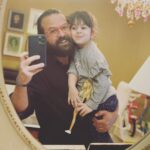 Houman Seyyedi Instagram - من رو هومن صدا میزنه امروز با یه صدای بلند بهم‌گفت بابا روزت مبارک صداش شبیه به بوی عطر بود غیر قابل توصیف دوست دارم دلیل زندگی