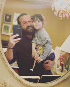 Houman Seyyedi Instagram - من رو هومن صدا میزنه امروز با یه صدای بلند بهم‌گفت بابا روزت مبارک صداش شبیه به بوی عطر بود غیر قابل توصیف دوست دارم دلیل زندگی