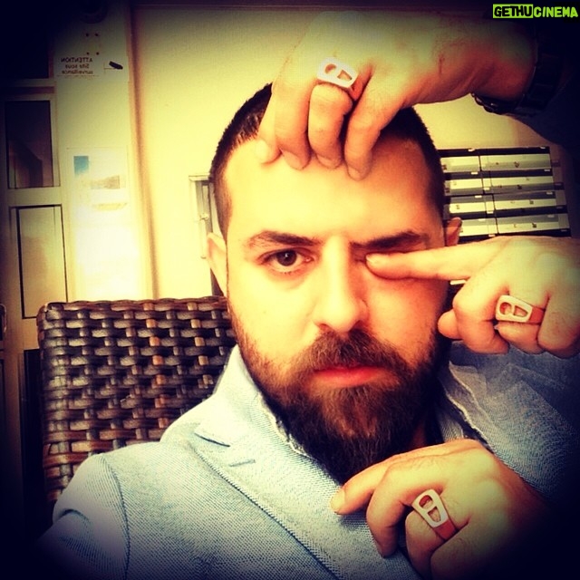 Houman Seyyedi Instagram - وقتي دستها ،دست از سرت بر نميدارن