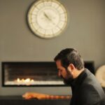 Houman Seyyedi Instagram - تکلیف قورباغه چیست؟ سلام به مردم شریف ایران من نزدیک به سه سال از زندگی حرفه ای و شخصیم رو برای ساخت ((قورباغه)) گذاشتم. فقط و فقط به دلیل ارزش و احترامی که برای مردم نازنین و حرفه ام قائل بودم و هستم بهترین روزهای عمرم را برای این کار صرف کردم. یک تیم تمام حرفه ای برای رسیدن یک نتیجه قابل قبول تمام تلاششون رو کردن تا سریالی در شان و شخصیت مخاطب رو بسازند. اینکه موفق بوده ایم یا خیر ،بحثی موکول به بعد از پخش است. و اما پخش. قابل ذکر است که در جریان باشید این سریال مدتی است که آماده پخش بوده و به دلایلی نامعلوم به تعویق افتاده. به هر ترتیب اعلام رسمی پخش به ((آبان ))موکول شد که باز به دلايلي ارشاد از ما درخواست کرد که تاریخ پخش را به ((آذر ))موکول کنیم که در نهایت دلخوری به حقِ مخاطبان را در پیش داشت که تیم سریال را بی برنامه خطاب کرده اند. و اکنون در این لحظه تهیه کننده محترم به بنده رسما اعلام کرده که مجدد امکان پخش در ((آذر)) هم وجود ندارد و ما باید به خواسته ارشاد پخش رو به اول ((دی ))ماه موکول کنیم. چرا؟ من و تهیه کننده بسیار زیاد حسن نیت خود را اثبات کردیم و با شورای پروانه نمایش کمال همکاری را داشتیم. فقط و فقط به دلیل اینکه زحمت چند ساله این تیم دیده شود و مردم بتوانند این سریال را ببینند. جناب آقای انتظامی لطفا جوابی صریح به بنده و مخاطبان بدهید. چطور ممکن است که ما با داشتن پروانه نمایش از شورای محترم همچنان بلاتکلیف بمانیم؟ ما مجبوریم تاریخ پخش را به اول ((دی ))ماه موکول کنیم. کسی هست که این اطمینان را بدهد که دی به بهمن یا اسفند یا به هر ترتیبی به سال بعدی موکول نخواهد شد؟ لطفا بفرمایید در این لحظه سریال (( قورباغه)) توقیف گردیده است یا خیر؟ با تشکر هومن سیدی
