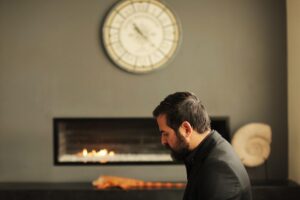Houman Seyyedi Instagram - تکلیف قورباغه چیست؟

سلام به مردم شریف ایران
من نزدیک به سه سال از زندگی حرفه ای و شخصیم رو برای ساخت ((قورباغه)) گذاشتم.
فقط و فقط به دلیل ارزش و احترامی که برای مردم نازنین  و حرفه ام قائل بودم و هستم بهترین روزهای عمرم را برای این کار صرف کردم.
یک تیم تمام حرفه ای 
برای رسیدن یک نتیجه قابل قبول تمام تلاششون رو کردن تا سریالی در شان و شخصیت مخاطب رو بسازند.
اینکه موفق بوده ایم یا خیر ،بحثی موکول به بعد از پخش است.
و اما پخش.
قابل ذکر است که در جریان باشید این سریال مدتی است که آماده پخش بوده و به دلایلی نامعلوم به تعویق افتاده.
به هر ترتیب  اعلام رسمی پخش به ((آبان ))موکول شد
که باز به دلايلي ارشاد از ما درخواست کرد که تاریخ پخش را به ((آذر ))موکول کنیم
که در نهایت دلخوری به حقِ مخاطبان را در پیش داشت که تیم سریال را بی برنامه خطاب کرده اند.
و اکنون 
در این لحظه تهیه کننده محترم به بنده رسما اعلام کرده که مجدد امکان پخش در ((آذر)) هم وجود ندارد
و ما باید به خواسته ارشاد پخش رو به اول ((دی ))ماه موکول کنیم.
چرا؟
من و تهیه کننده بسیار زیاد حسن نیت خود را اثبات کردیم و با شورای پروانه نمایش کمال همکاری را داشتیم.
فقط و فقط به دلیل اینکه زحمت چند ساله این تیم دیده شود و مردم بتوانند این سریال را ببینند.
جناب آقای انتظامی 
لطفا جوابی صریح به بنده و مخاطبان بدهید.
چطور ممکن است که ما با داشتن پروانه نمایش 
از شورای محترم همچنان بلاتکلیف بمانیم؟
ما مجبوریم تاریخ پخش را به اول ((دی ))ماه موکول کنیم.
کسی هست که این اطمینان را بدهد که دی به بهمن یا اسفند یا به هر ترتیبی به سال بعدی موکول نخواهد شد؟
لطفا بفرمایید در این لحظه سریال (( قورباغه))
توقیف گردیده است یا خیر؟
با تشکر
هومن سیدی