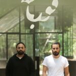 Houman Seyyedi Instagram - «قورباغه» ۳ آذر می‌آید/رونمايى از دومین آنونس #قورباغه با صدور پروانه نمايش، انتشار سریال «قورباغه» از دوشنبه ٣ آذر ماه آغاز مى‌شود. . ➖ با گذشت ۱۸ ماه از دریافت پروانه ساخت، ۱۱ ماه فیلمبرداری کامل و صدور پروانه نمايش سریال «قورباغه» به نويسندگى و كارگردانى هومن سيدى و تهيه كنندگى على اسدزاده؛ تاريخ دقيق انتشار اين سريال مشخص شد. سریال «قورباغه» از سوم آذر ماه در ١٦ قسمت به صورت هفتگى، هر دوشنبه منتشر می‌شود. . ➖عوامل سریال: مجری طرح و مدیر تولید: حسین اکبری، مدیر فیلمبرداری: پیمان شادمانفر، مدیر صدابرداری: مهران ملکوتی، موسیقی: بامداد افشار، طراحی و ترکیب صدا: علیرضا علویان، طراح صحنه: محسن نصراللهی، طراح لباس: الهام معین، تدوین: هومن سیدی، طراح گریم: شهرام توانا، بهنام معیریان، مدیر گروه کارگردانی و برنامه ریز: حسین خضوعی، طراح جلوه‌های بصری: جواد مطوری، طراح جلوه‌های ويژه میدانی: ایمان کرمیان، فیلمبرداران: ادیب سبحانی، آرش رمضانی، مدیر اجرایی: محمد اسدزاده، جانشین تولید: حسن صفری، عماد طاهری، طراح بدلکاری: امیر بدری، عکاس: امیرحسین شجاعی، منشی صحنه: ندا قائدی . ➖بازیگران: نويد محمد زاده، صابر ابر، فرشته حسینی و سحر دولتشاهی با حضور : مهران غفوریان، آناهیتا افشار، هومن سیدی . شهروز دل افكار، اشكان حسن پور، معين شاهچراغى، پيمان پازوكى و با معرفى: محمد امين شعرباف، نيما مظاهرى، هادى تسليمى، احسان منصورى، سيامك اتفاقيان، سعيد حاج على، اميد محمدزاده، سپيده مولوى، پيمان ميرزايى . ‏@houman_seyedi ‏@payfa_com ‏@navidmohammadzadeh ‏@saberabar ‏@sahardolatshahi ‏@_fereshtehosseini ‏@anahitafshar صفحه رسمى سريال «قورباغه» : ‏@frog_series