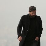 Houman Seyyedi Instagram - روزگار وهن آميزي است انگار ديگر كسي دل و دماغي ندارد براي زندگي انگار تمام كائنات حالشان مشئوم است. غمي زياد زمين را فرا گرفته تلخ كامي هم ديگر سياه نمايي به شمار نمي رود،حقيقت است شما هم نيز ميشنويد؟ همه جا سكوت است ديگر پرندگان مدت زماني است نميخوانند. خبري است ! قرار است اتفاقي رخ دهد! چه حس غريبي نيز دارم اين روزها به مانند موناليزا خنده ام توأمان با گريه نميدانم بمانم يا بروم. گير كرد ام در اين محنت آباد. چرا اين زمستان سياه تمام نميشود! چرا هرچقدر برف باريد چيزي را نشست ببرد! ديگر امتناع نمي ورزم از گفتن حال بدم. لختي بعد سلام من حالم بد است و اميدوارم شما خوب باشيد. عکس:امیرحسین شجاعی