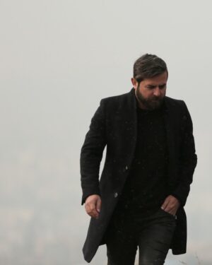 Houman Seyyedi Instagram - روزگار وهن آميزي است
انگار ديگر كسي دل و دماغي ندارد براي زندگي
انگار تمام كائنات حالشان مشئوم است.
غمي زياد زمين را فرا گرفته تلخ كامي هم ديگر سياه نمايي به شمار نمي رود،حقيقت است
شما هم نيز ميشنويد؟
همه جا سكوت است
ديگر پرندگان مدت زماني است نميخوانند.
خبري است !
قرار است اتفاقي رخ دهد!
چه حس غريبي نيز دارم اين روزها
به مانند موناليزا
خنده ام توأمان با گريه 
نميدانم بمانم يا بروم.
گير كرد ام در اين محنت آباد.
چرا اين زمستان سياه تمام نميشود!
چرا هرچقدر برف باريد چيزي را نشست ببرد!
ديگر امتناع نمي ورزم از گفتن حال بدم. 
لختي بعد
سلام
من حالم بد است
و
اميدوارم شما خوب باشيد.
عکس:امیرحسین شجاعی