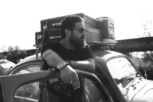 Houman Seyyedi Instagram - ژانرهاي جديد سينما
فيلم شريف
فيلم محترم
فيلم سياه نمايی
فيلم بي خطر
فيلم گيشه
فيلم ارزشي
فيلم متوسط
فيلم پايين شهري
فيلم بالا شهري
فيلم لاكچري
و حال بماند كه فيلم اجتماعي هم ژانر نيست
ميپذيرمش به عنوان يه غلط مصطلح
و داستان غم انگيز اين است كه كماكان كمبود ژانرهاي اصلي در سينما وجود دارد
به مانند تابلوي نقاشي كه سه رنگ اصلي را ندارد.
كمديش ژانر نيست مبتذل است هرکس به فیلم نخندد صاحب اثر آن را کمدی سیاه عنوان میکند.
اكشنش هيجان ندارد فقط قمپُز  است
مافيايي اش بچه بازي است به مانند لگو میماند.
وحشت نداریم
موزیکال،ابر قهرمان،علمی تخیلی،فانتزی،نوآر ناشناخته است.
پس وقتی ژانر نیست کپی معنی پیدا میکند.
همه فیلم های کمدی شبیه بهم میشوند
همه فیلمهای پایین شهری به اتهام کپی از همدیگر متهم میشوند.
تمام فیلمهای جنگی از دیگری بهره میبرند.
گلایه از تماشگر است
درخواست ژانر ندارد.
ابر قهرمان ببیند سوال میپرسد این از کجا آمده!
چرا در همسایگی ما وجود ندارد.
سورئال ببیند فیلمساز را دلسرد میکنند که این دنیا چرا واقعی نیست.
کمدی سیاه ببیند میگوید چرا کر کر‌نمیخندد.
این شده است که سینما به سمت ((هیچ ))کشیده شده است
یعنی فیلم را میبیند و تقریبا هیچ است
اما در رودربایستی فیلم را باواژه های بالا خطاب میکنی.
فیلم با شرف معنی ندارد همانطور فیلم بی شرف
فیلم محترم وجود ندارد همانطور فیلم غیر محترم.

یادمان نرود
سینما سینماست

عكس:اميرحسين شجاعي
