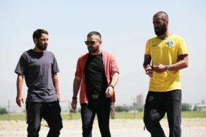 Houman Seyyedi Instagram - تمام این سالهاي که از خدا عمر گرفتم
تقریبا یادم نمیاد که کسی رو تمسخر کرده باشم
چون احساس کردم همیشه چیزهای وجود داره برای اینکه دیگران هم من رو‌مورد تمسخر قرار بدند.
خداوند به من خرد داده تا از زیبایی ها دیگران لذت ببرم نه حسادت کنم، از شعورشون، از فرهنگشون از موفقیت هاشون از نگاهشون به دنیا.
ولی دنیا همیشه زورش بیشتره
خسته ات میکنه،تلاش میکنه تو رو شبیه به حسود ها کنه،شبیه به بی مایه ها،شبیه به تنبل های که از کار کردن تو منزجرن،شبیه یه مشت کوته فکر شبه روشنفکر نما که  کنار شما موسیقی کلاسیک گوش میدن ولی تو حمام بند تمبونی میخونن.
و وای به حالشون که نه موسیقی کلاسیک نوید ذهن باز رو‌میده .
نه موسیقی بند تمبونی معنیش بی فرهنگی.
شبیه به  یه مشت کافه نشین که از هنر،سیگار کشیدنشو بلدن و‌اعتراضش رو.
این که تلاش کنن دود رو اینبار به جای حلق از دماغشون بدن بیرون و دفعه دیگه از جای دیگه.
کتاب خوندن هنر نیست، همانطور که مسواک زدن.
وظیفه شخصی هرکسی رسیدگی به افکارشه.
فخر نداره،شو‌ نداره،نگاه از بالا نداره.
آدم بودن مهمه
انسان بودن مهمه نه گوسفند بودن،
نه بی تفکر پیشرو بودن
چقدر سخته فكر كردن
چقدر سخته قبل از دهان باز كردن و ياوه گفتن فكر كردن
 و چقدر افترا ساده
و چقدر تهمت ساده
و 
باز چقدر انسان بودن سخت

عكس:امير حسين شجاعي
پ ن:عكس ارتباطي به مطلب ندارد