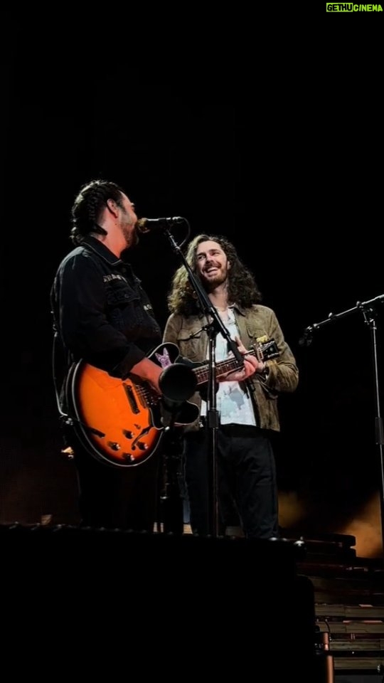 Hozier - 269.3K Likes - Sincere thank you to the outrageously talented @noahkahanmusic for having me in Nashville to sing with him one of my favourite of his songs the other evening.
This man honours me with his kindness and totally uplifts me with his work and approach to music and performance, I'm grateful for memories like this and for artists like him. Big love 🖤
🎥 @daphlens