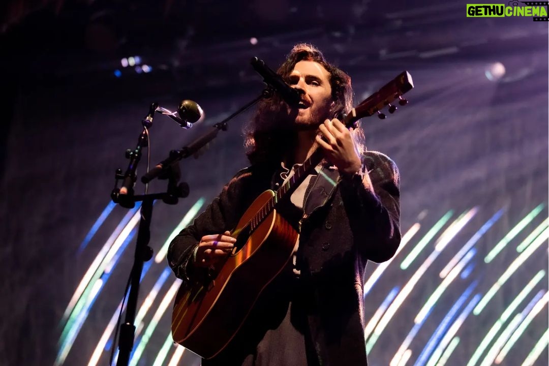 Hozier Instagram - What a wonderful way to be welcomed to Gilford. Thank you for having me to your beautiful part of the world, myself and the band had a lot of fun playing these songs to you! ๐ธ @ruthlessimagery Bank of New Hampshire Pavilion