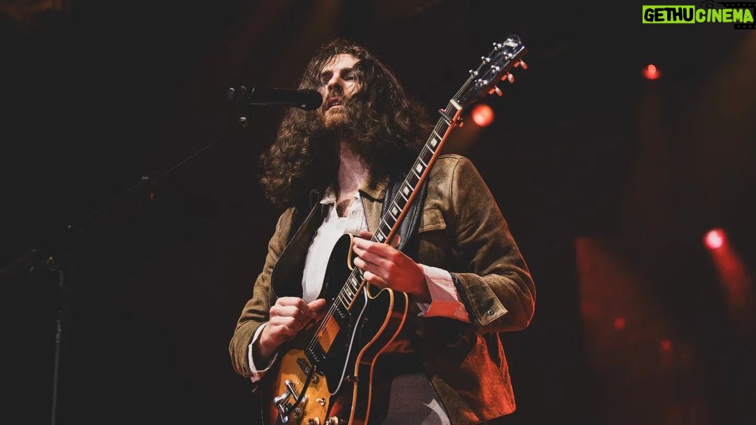 Hozier Instagram - Thank you to everyone in St Louis for joining myself and @madicunningham at @stlmusicpark for the first night of the #UnrealUnearth tour. So great to be playing shows in the US again! 📸 @LBPhotography1 Saint Louis Music Park
