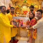 Hruta Durgule Instagram - प्रदर्शनाच्या निमित्ताने 'कन्नी' चित्रपटाच्या टीमने श्री सिद्धिविनायक मंदिरात दर्शन घेऊन गणपती बाप्पाचा आशीर्वाद घेतला.. 'कन्नी' ८ मार्चपासून सर्व चित्रपटगृहांत! Book Tickets Now Link In Bio Kanni On 8 March Kanni Written & Directed By : Sameer Joshi Presented By : Malhar Picture Company Produced By : Amit Bhargad | Gagan Meshram | Vaibhav Bhor | Sunny Rajani Co Produced By: Grace Masih Production : Naughty Penguins Entertainment | Beyond Imagination Films | Chrome Films Ltd Distribution : AA Films Starring : Hruta Durgule | Ajinkya Raut | Shubhankar Tawde | Vallari Viraj | Rishi Manohar