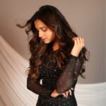 Hruta Durgule Instagram - Definitely a hopeless romantic 🫠❤️ Styled by @tanyakalraaa | @shivangi_behki | @aakritii.07 #90skids #grateful #positivevibesonly #hrutadurgule #artist #newfilm #kanni