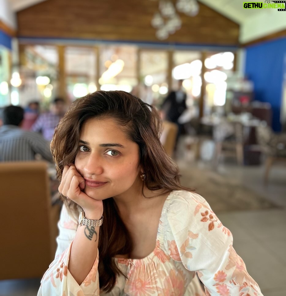 Hruta Durgule Instagram - With a pinch of salt 🫠 #sunday #salt #karjat #explore #lunchdate #grateful 📷 by @prateekshah1 ❤️