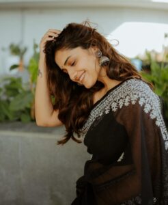 Hruta Durgule Instagram - In love with this song ! ✨ @suta_bombay ❤️ @ganesh_theshutterkey 🤗 #hrutadurgule #kanni #comingsoon