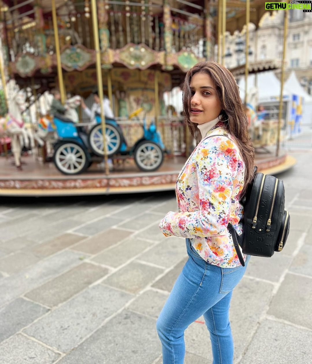 Hruta Durgule Instagram - Love For Travel 🫠 #throwback #grateful #parisdiaries #positivevibes #traveling #love