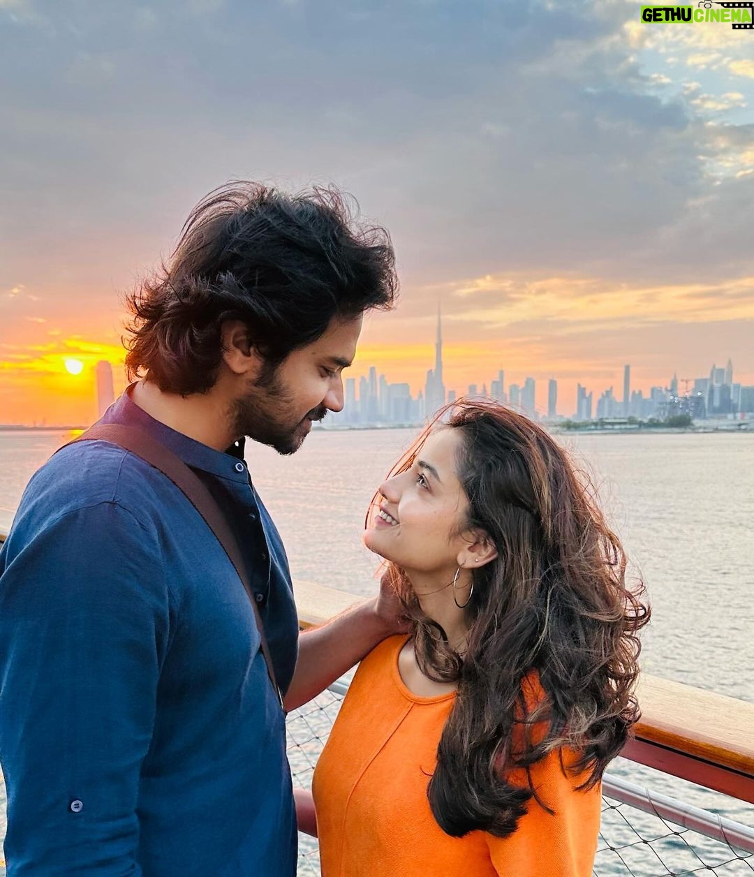 Hruta Durgule Instagram - Cheers to another year of looking at each other โค๏ธ Happy 2024 ๐ ๐งฟ ๐ธ: a very lovingly enthusiastic @ketakishah30 ๐ค #team #love #couplegoals #blue #orange #2024 #newyear #hope #goodvibes #positivity