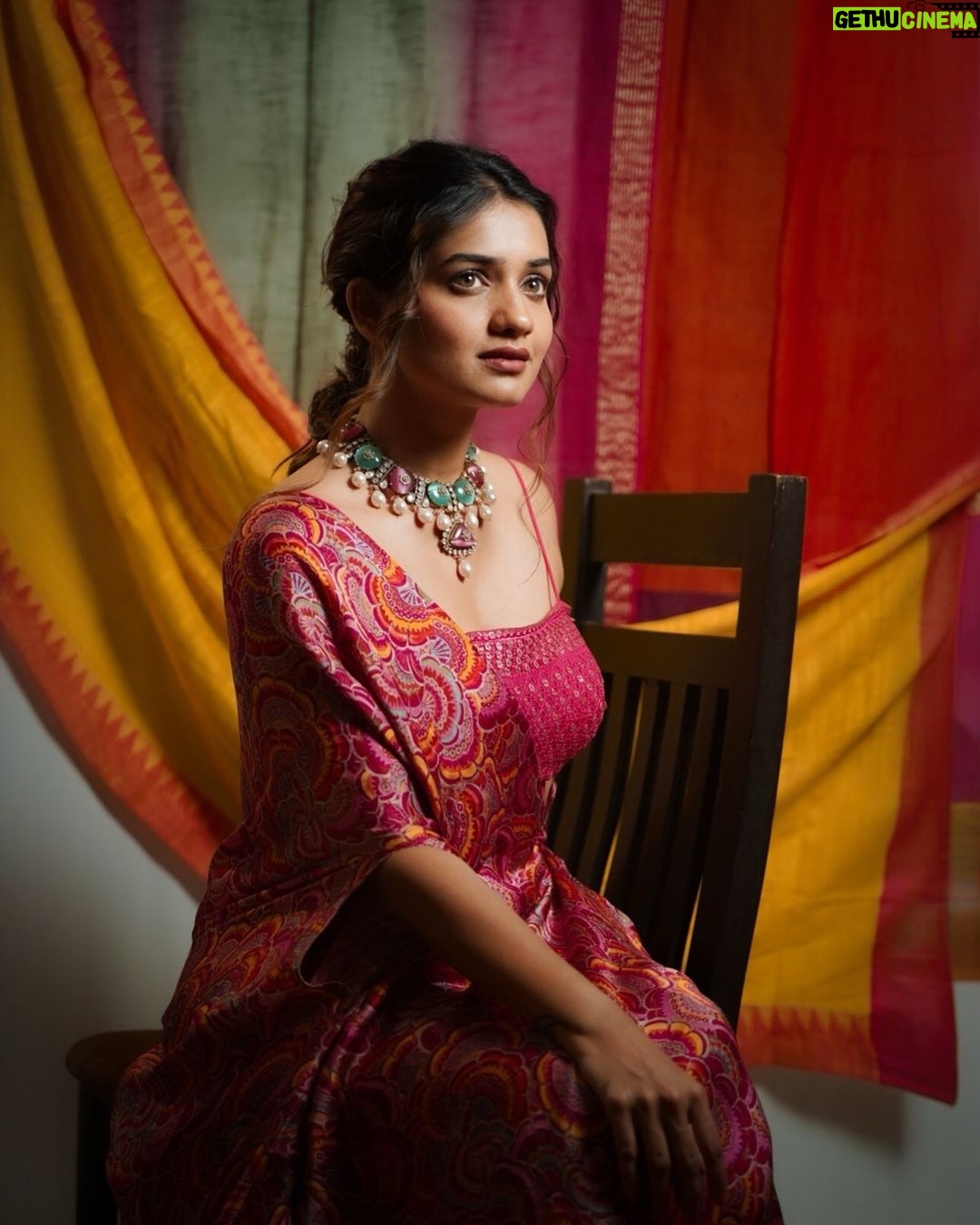 Hruta Durgule Instagram - Grateful ✨ Outfit by @rajgharana.rg Jewellery by @sorayaajewels_ Styled by @shalmalee_t Make up @madhuradeokute Hair @nat_chava Pictures @swapnesh.thik #kanni #intheatres #dowatch #grateful