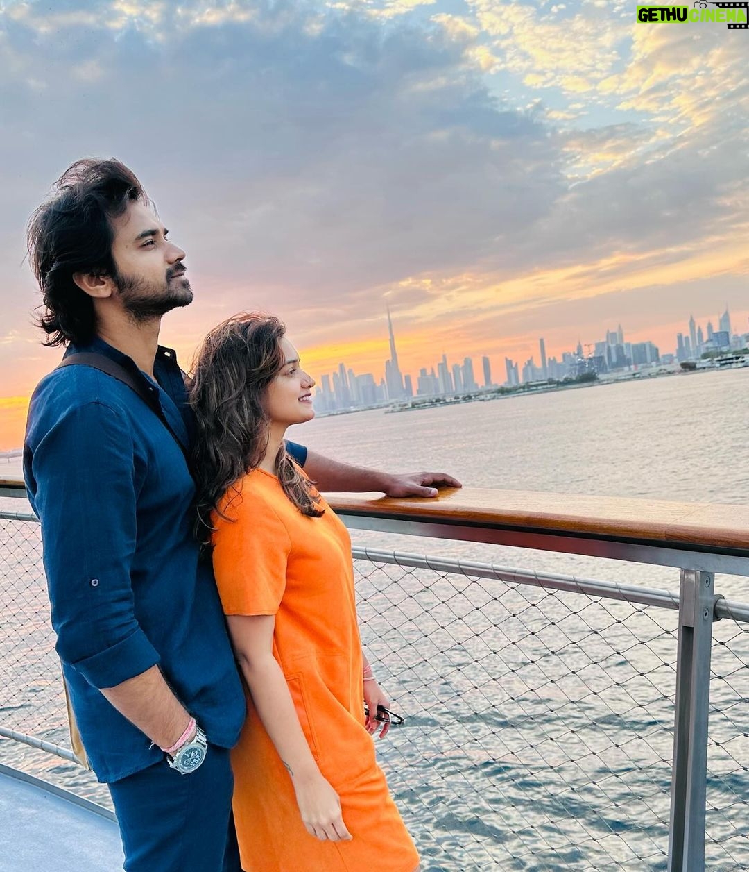 Hruta Durgule Instagram - Cheers to another year of looking at each other โค๏ธ Happy 2024 ๐ ๐งฟ ๐ธ: a very lovingly enthusiastic @ketakishah30 ๐ค #team #love #couplegoals #blue #orange #2024 #newyear #hope #goodvibes #positivity