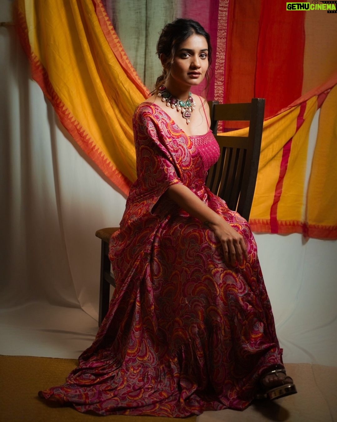 Hruta Durgule Instagram - Bringing all the hues to play today for the @star_pravah Awards! ✨ Outfit by @rajgharana.rg Jewellery by @sorayaajewels_ Footwear @inc5official Styled by @shalmalee_t Make up @madhuradeokute Hair @nat_chava Pictures @swapnesh.thik #HrutaDurgule #OOTD #vibrantvibes #starpravah #starpravahawards